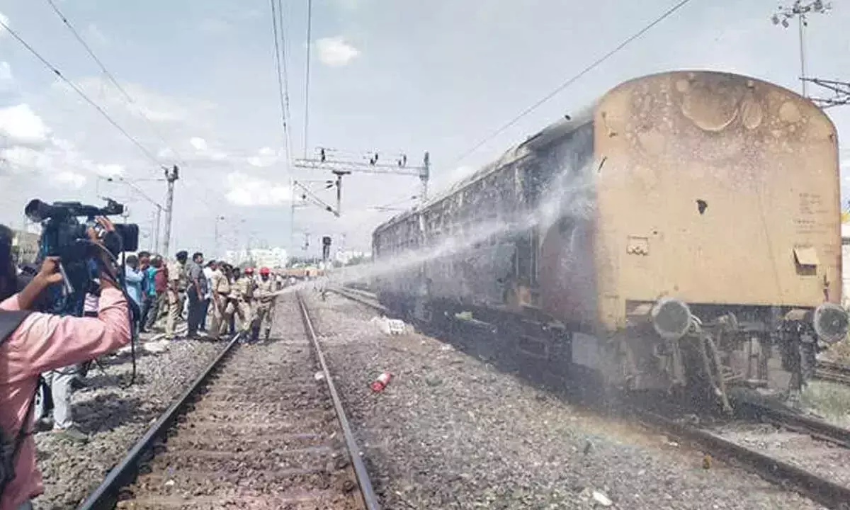 तिरूपति यार्ड में हिसार-रायलसीमा एक्सप्रेस के दो डिब्बों में आग लगने से नुकसान हुआ