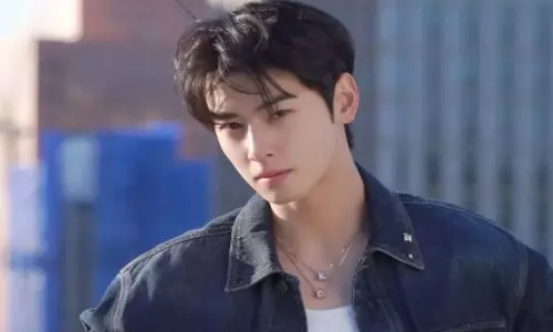 एस्ट्रो के Cha Eun Woo को हवाई अड्डे पर खतरनाक भीड़ का सामना करना पड़ा एस्ट्रो के Cha Eun Woo को हवाई अड्डे पर खतरनाक भीड़ का सामना करना पड़ा