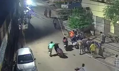 स्कूटी के सामने कुत्ते आने से किशोर की मौत स्कूटी के सामने कुत्ते आने से किशोर की मौत