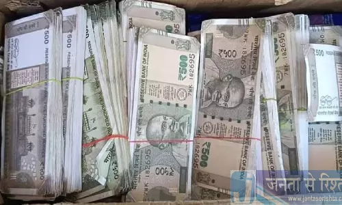 Assam : श्रीभूमि में नकली नोटों का रैकेट का भंडाफोड़, 500 रुपये के नकली नोटों से भरा कार्टन बरामद Assam : श्रीभूमि में नकली नोटों का रैकेट का भंडाफोड़, 500 रुपये के नकली नोटों से भरा कार्टन बरामद