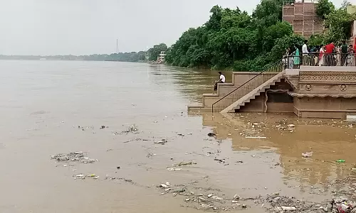 Mirzapur: गंगा के बढ़ते जलस्तर से तटवर्ती इलाकों में चिंता Mirzapur: गंगा के बढ़ते जलस्तर से तटवर्ती इलाकों में चिंता