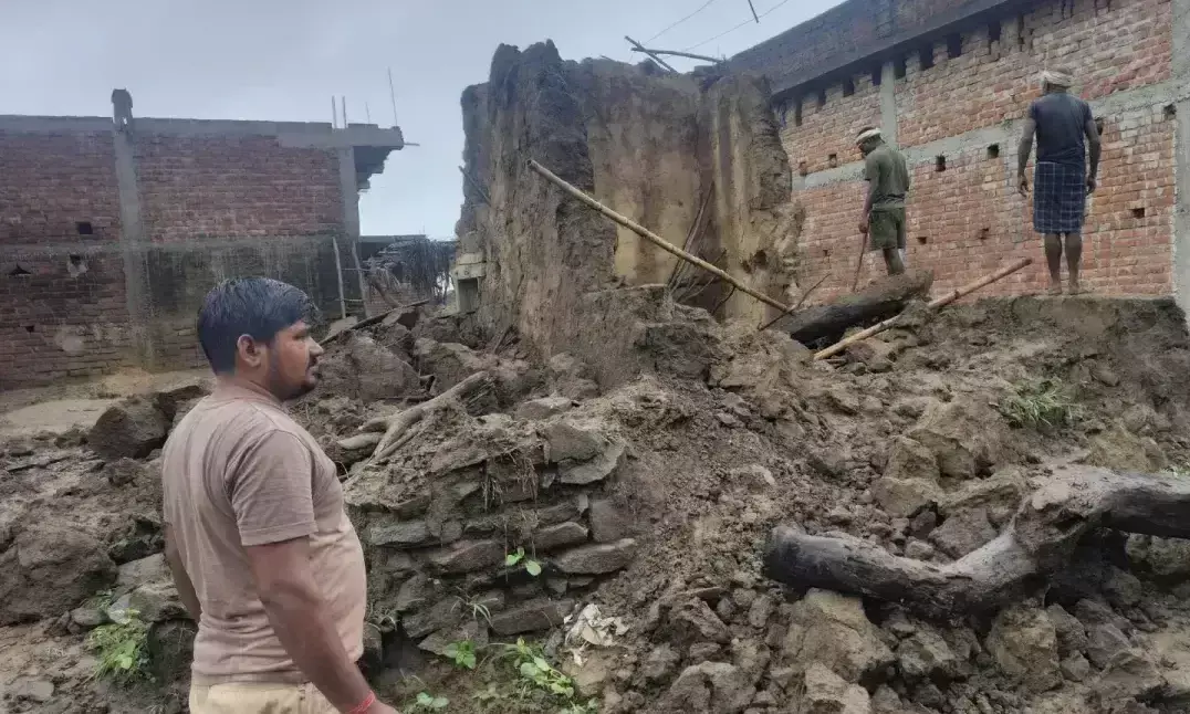 palamu: भारी बारिश के चलते कच्चा मकान गिरा, अधेड़ की दर्दनाक मौत
