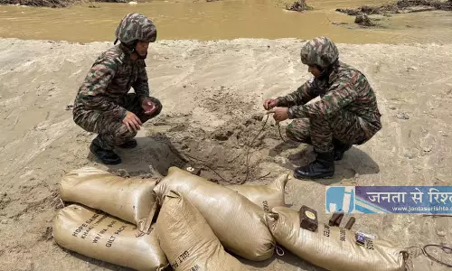 Assam : तमुलपुर खंडाजन नदी में मोर्टार शेल बरामद, सुरक्षित रूप से निष्क्रिय किया Assam : तमुलपुर खंडाजन नदी में मोर्टार शेल बरामद, सुरक्षित रूप से निष्क्रिय किया