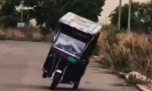 फिल्मी स्टाईल में ई-रिक्शा चालक ने किया स्टंट, 3 हजार भरना पड़ा जुर्माना