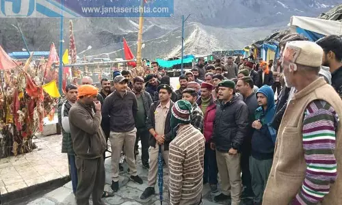 वन्यजीव अधिकारियों ने Manimahesh lake के पास अवैध दुकानों पर कार्रवाई की
