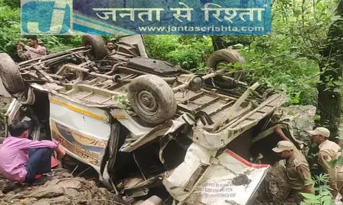 J&K : टेंपो ट्रैवलर खाई में गिरा, पांच की मौत, 17 घायल