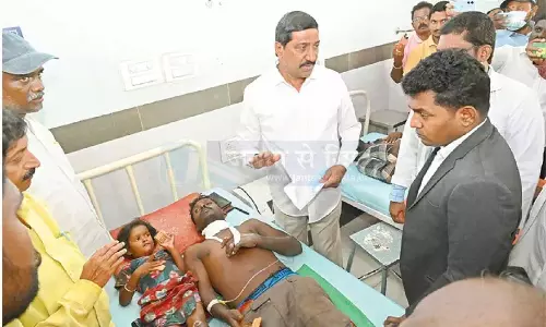 Andhra: आम से भरा ट्रक पलटने से नौ लोगों की मौत, 12 घायल Andhra: आम से भरा ट्रक पलटने से नौ लोगों की मौत, 12 घायल