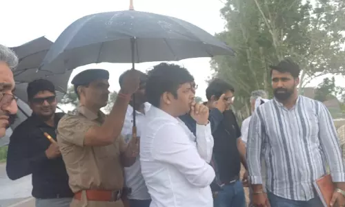 Bhiwani: बरसात के हालात देखने पहुंचे डीसी, जलभराव की स्थिति का किया निरीक्षण Bhiwani: बरसात के हालात देखने पहुंचे डीसी, जलभराव की स्थिति का किया निरीक्षण