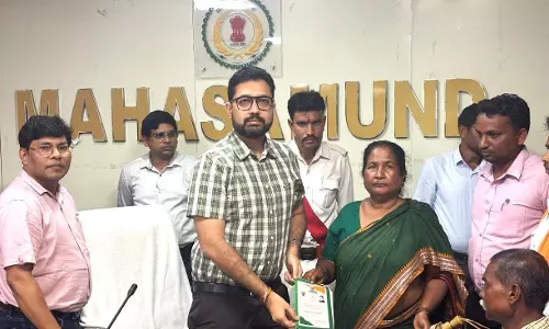 कलेक्टर लंगेह ने जन चौपाल में सुनी आम जनों की समस्याएं कलेक्टर लंगेह ने जन चौपाल में सुनी आम जनों की समस्याएं