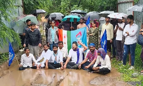 NSUI ने पुणे विश्वविद्यालय की ‘अन्यायपूर्ण’ छात्रावास नीति का विरोध किया, कार्रवाई की मांग की NSUI ने पुणे विश्वविद्यालय की ‘अन्यायपूर्ण’ छात्रावास नीति का विरोध किया, कार्रवाई की मांग की