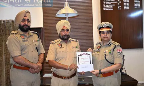 DIG जगदाले ने बड़ी मात्रा में मादक पदार्थ बरामदगी के लिए पुलिसकर्मियों को सम्मानित किया DIG जगदाले ने बड़ी मात्रा में मादक पदार्थ बरामदगी के लिए पुलिसकर्मियों को सम्मानित किया