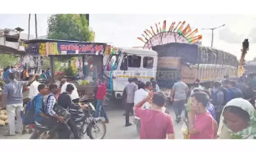 Telangana: चौटुप्पल में तेज रफ्तार लॉरी ने मचाई तबाही