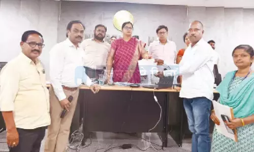 Telangana: कलेक्टर अभिलाषा अभिनव ने विभागों के बीच समन्वय पर जोर दिया