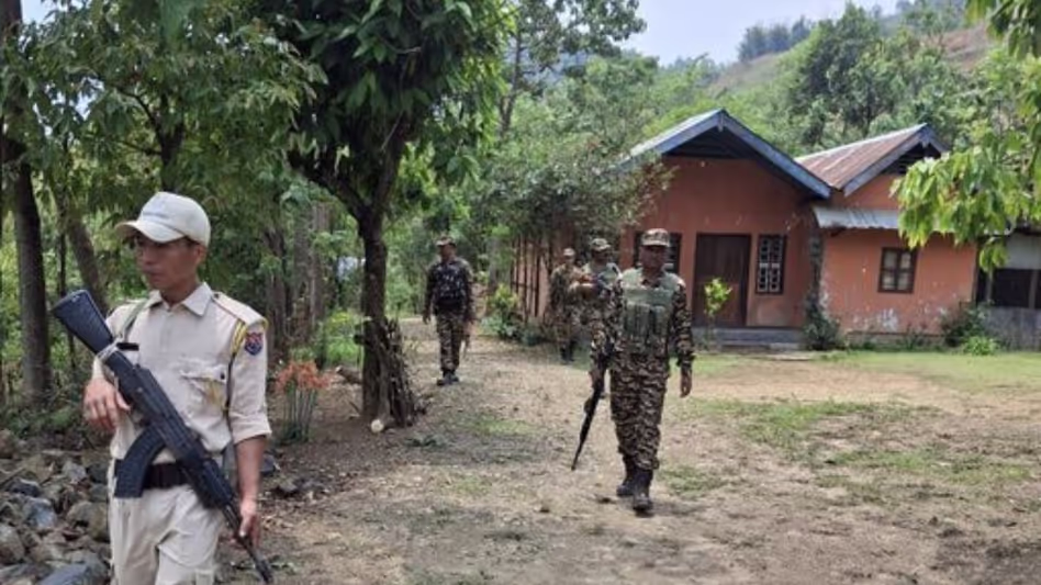 Manipur के चुराचांदपुर में उग्रवादी की गिरफ्तारी को भीड़ ने रोका, छह घंटे तक गतिरोध