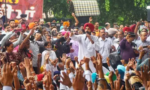 Waring ने भूमि पूलिंग नीति के खिलाफ कांग्रेस के विरोध प्रदर्शन का नेतृत्व किया