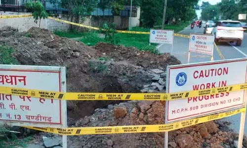 मानसून की मार से Chandigarh की सड़कें जोखिम भरी यात्रा के लिए तैयार मानसून की मार से Chandigarh की सड़कें जोखिम भरी यात्रा के लिए तैयार