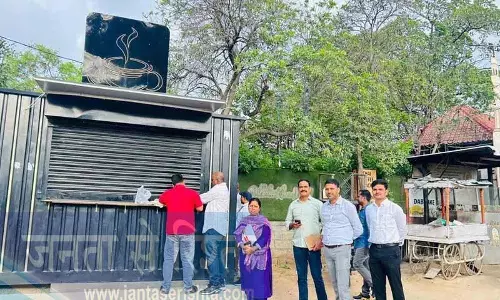 KBR पार्क पार्किंग में कर-मुक्त दुकानों को जब्त किया गया