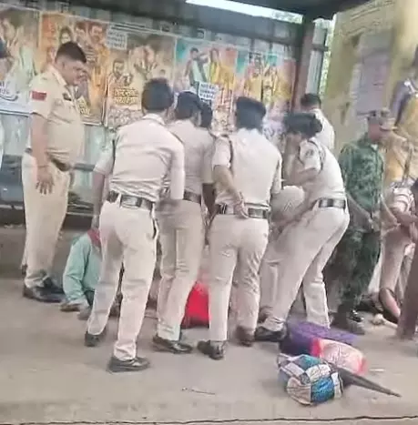 विधानसभा घेरने निकले दिव्यांगों के साथ मारपीट, पुलिस पर आरोप विधानसभा घेरने निकले दिव्यांगों के साथ मारपीट, पुलिस पर आरोप