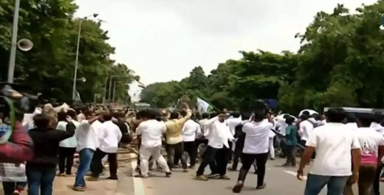 भुवनेश्वर में BJD कार्यकर्ताओं ने लोक सेवा भवन का घेराव करने की कोशिश की भुवनेश्वर में BJD कार्यकर्ताओं ने लोक सेवा भवन का घेराव करने की कोशिश की