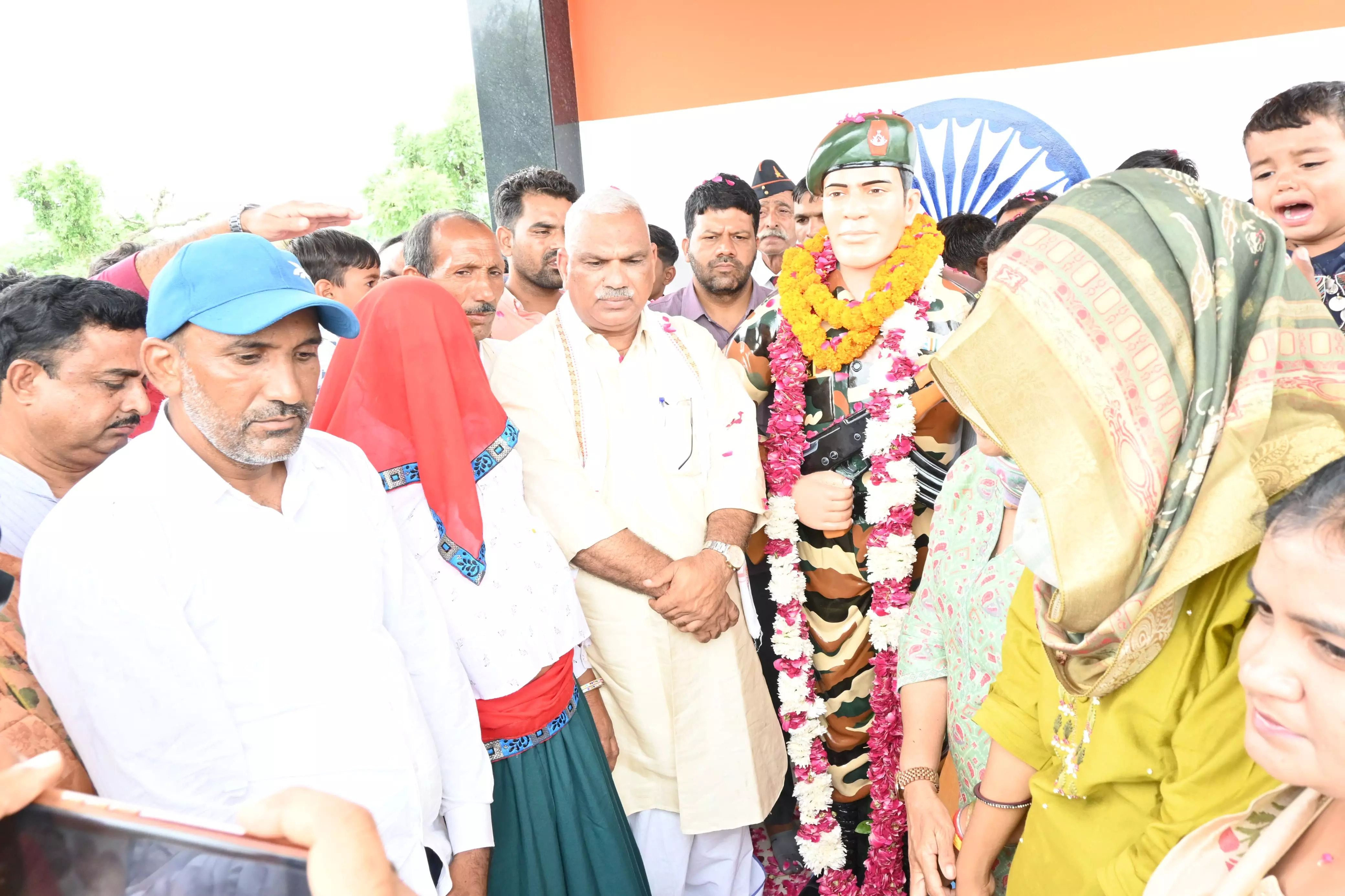 Jhunjhunu: शहीद बिजेंद्र दौराता की प्रतिमा का अनावरण, वीरता को दी श्रद्धांजलि Jhunjhunu: शहीद बिजेंद्र दौराता की प्रतिमा का अनावरण, वीरता को दी श्रद्धांजलि