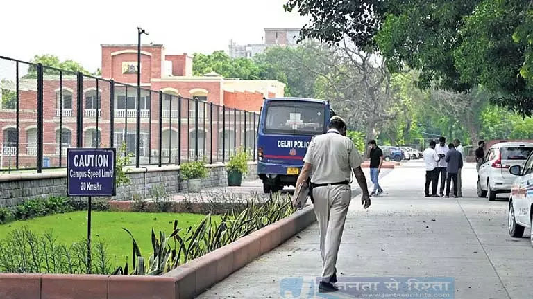 सेंट स्टीफंस कॉलेज, द्वारका स्कूल को बम की धमकी भरे मेल मिले सेंट स्टीफंस कॉलेज, द्वारका स्कूल को बम की धमकी भरे मेल मिले