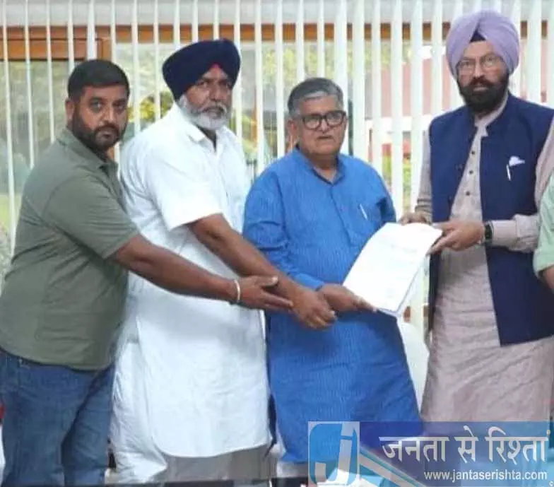 Punjab: पाकिस्तान गए किसान के परिजनों ने राज्यपाल से मुलाकात की Punjab: पाकिस्तान गए किसान के परिजनों ने राज्यपाल से मुलाकात की