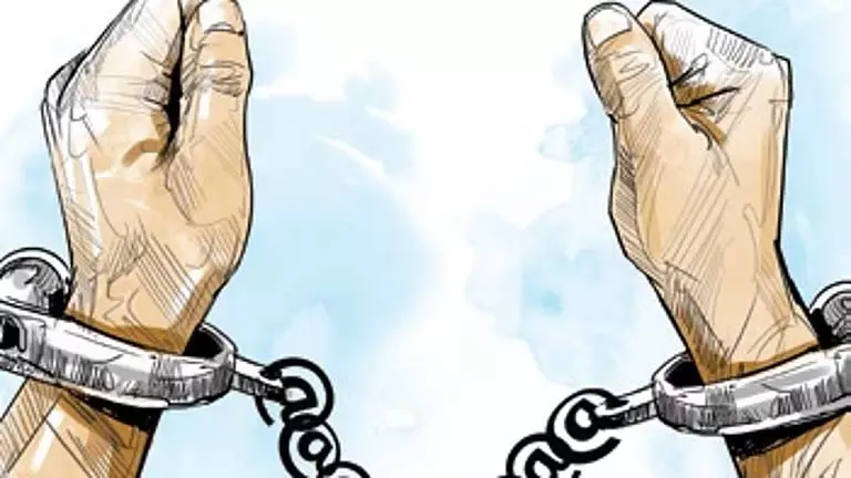 Odisha: आग्नेयास्त्रों और हथियारों के साथ दो गिरफ्तार Odisha: आग्नेयास्त्रों और हथियारों के साथ दो गिरफ्तार