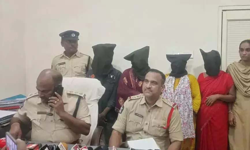 Andhra: पलासा रेलवे स्टेशन से 42 किलो गांजा जब्त Andhra: पलासा रेलवे स्टेशन से 42 किलो गांजा जब्त