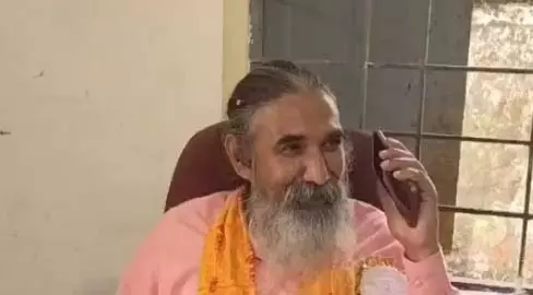 सांसद ने नशेड़ी प्रधान अध्यापक को पकड़ा, मौके पर किया सस्पेंड सांसद ने नशेड़ी प्रधान अध्यापक को पकड़ा, मौके पर किया सस्पेंड