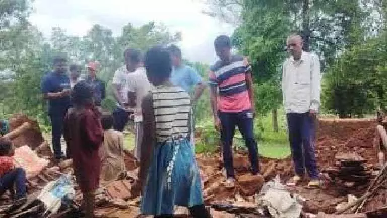 Bengal: भारी बारिश में मिट्टी का मकान गिरने से तीन लोगों की मौत Bengal: भारी बारिश में मिट्टी का मकान गिरने से तीन लोगों की मौत