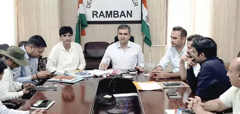 डीएलसी ने रामबन में भूमि उपयोग परिवर्तन के मामलों की समीक्षा की डीएलसी ने रामबन में भूमि उपयोग परिवर्तन के मामलों की समीक्षा की