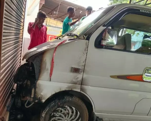 EECO कार में आगजनी, असामाजिक तत्वों का उत्पात EECO कार में आगजनी, असामाजिक तत्वों का उत्पात