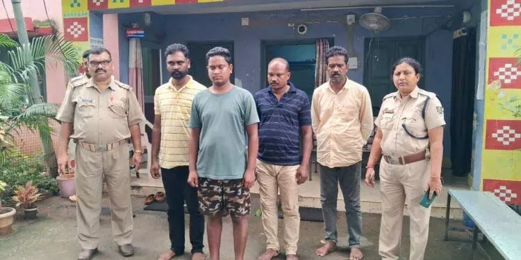 सरपंच के पति की हत्या के आरोप में चार गिरफ्तार सरपंच के पति की हत्या के आरोप में चार गिरफ्तार