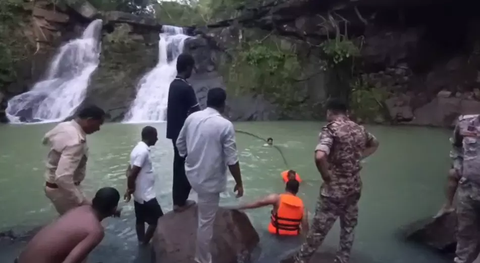 वॉटरफॉल में डूबी युवती की लाश मिली वॉटरफॉल में डूबी युवती की लाश मिली