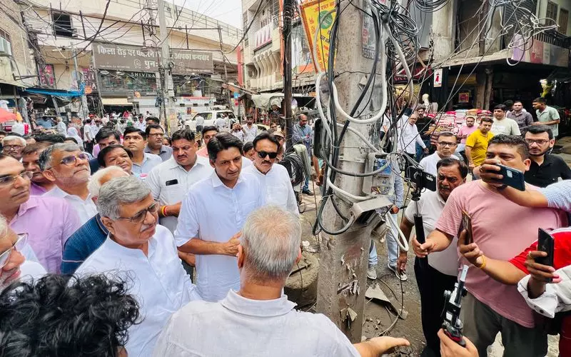 तोड़फोड़ अभियान के कुछ दिन बाद सांसद ने रोहतक के दुकानदारों से मुलाकात की तोड़फोड़ अभियान के कुछ दिन बाद सांसद ने रोहतक के दुकानदारों से मुलाकात की