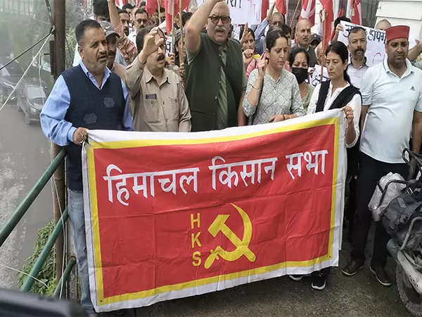 हिमाचल में बेरोजगारी और किसान मुद्दों को लेकर NHAI कार्यालय के बाहर प्रदर्शन, निजी कंपनियों पर नाराज़गी हिमाचल में बेरोजगारी और किसान मुद्दों को लेकर NHAI कार्यालय के बाहर प्रदर्शन, निजी कंपनियों पर नाराज़गी