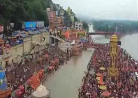 Uttarakhand: हजारों कांवड़ यात्रियों ने हर की पौड़ी पर पवित्र जल एकत्र किया Uttarakhand: हजारों कांवड़ यात्रियों ने हर की पौड़ी पर पवित्र जल एकत्र किया