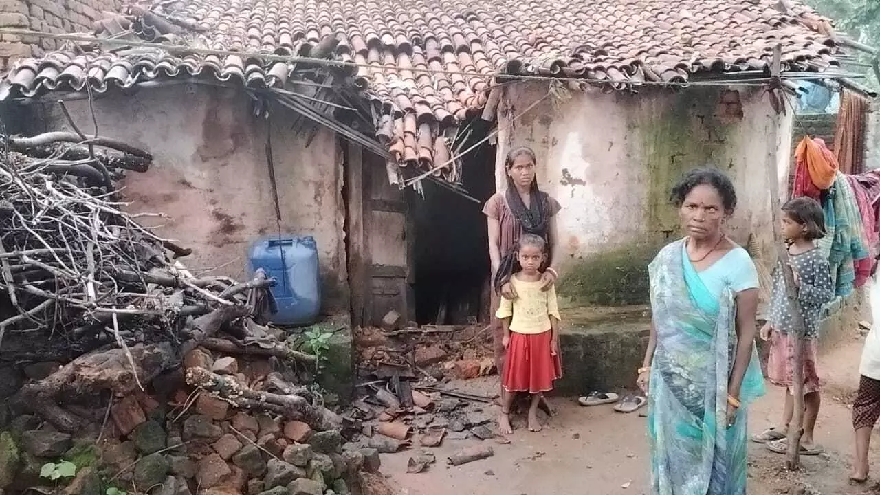Jadugora में बारिश का कहर, बाल-बाल बचा एक परिवार Jadugora में बारिश का कहर, बाल-बाल बचा एक परिवार