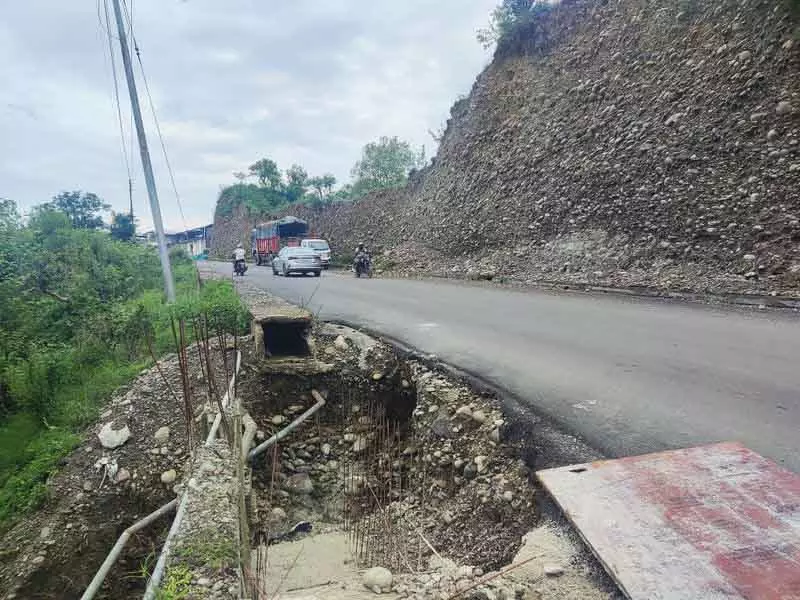 Hamirpur road पर दरारें, विरोध प्रदर्शन और कुचली हुई उम्मीदें Hamirpur road पर दरारें, विरोध प्रदर्शन और कुचली हुई उम्मीदें