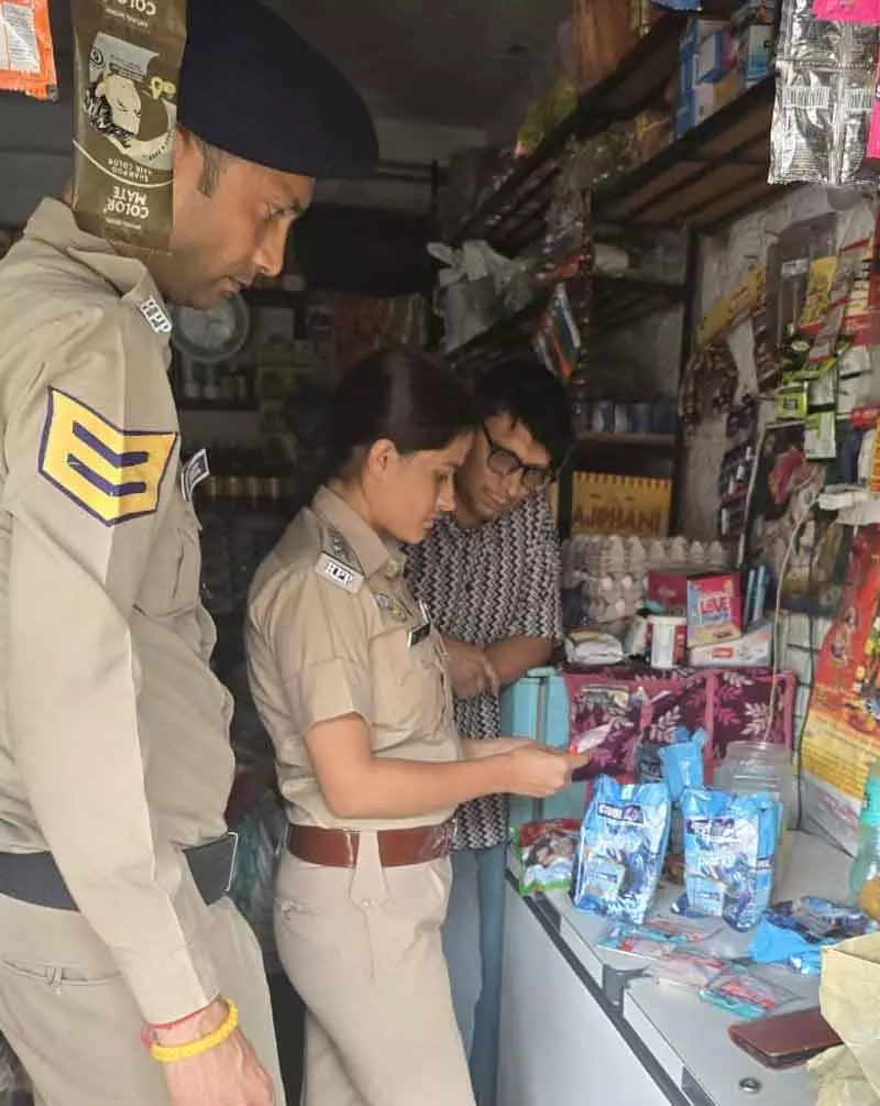 Himachal: पुलिस ने स्कूलों के पास तंबाकू पर कार्रवाई की Himachal: पुलिस ने स्कूलों के पास तंबाकू पर कार्रवाई की