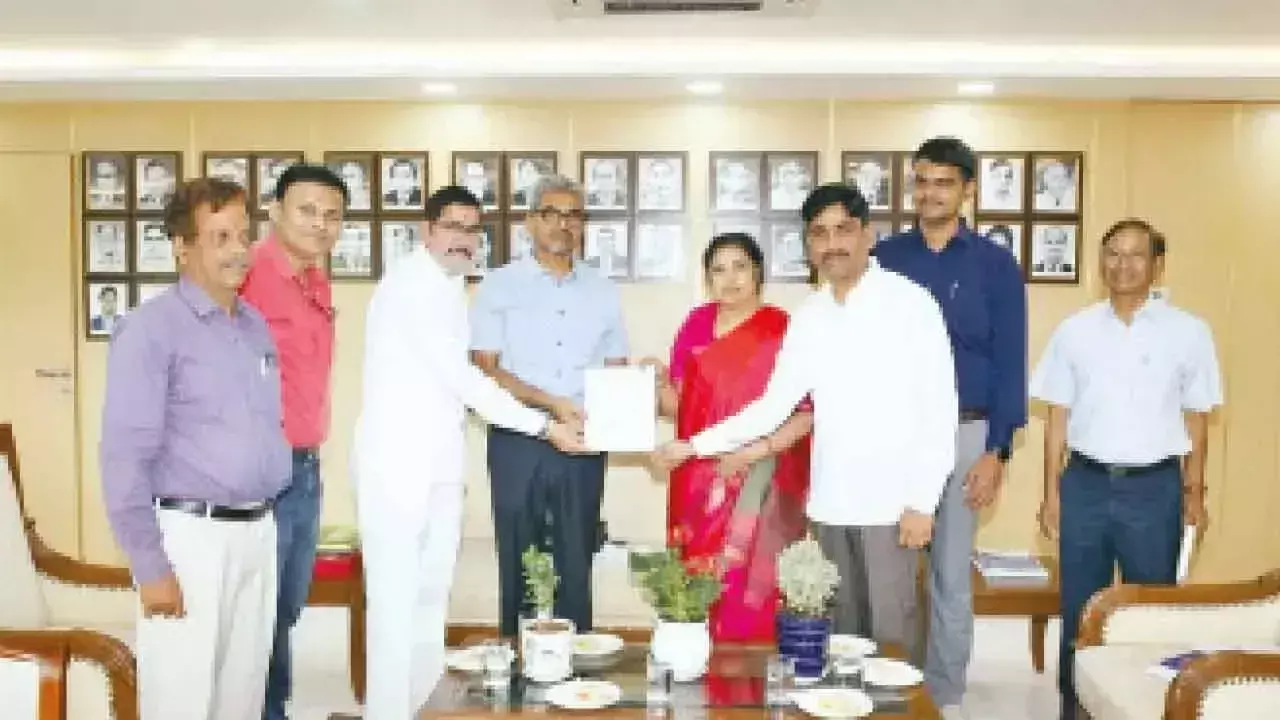 Andhra: रेलवे विकास कार्यों में तेजी लाने की अपील Andhra: रेलवे विकास कार्यों में तेजी लाने की अपील