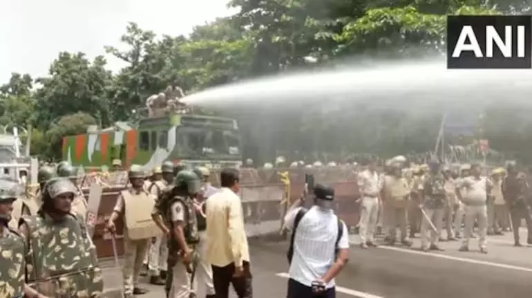 Odisha पुलिस ने छात्र की आत्मदाह से मौत के विरोध में बीजद के प्रदर्शन पर पानी की बौछारें Odisha पुलिस ने छात्र की आत्मदाह से मौत के विरोध में बीजद के प्रदर्शन पर पानी की बौछारें