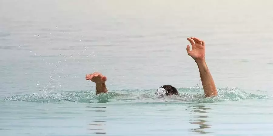 Kerala : पूर्व राज्य तैराकी चैंपियन ने मंदिर के तालाब से डूबते व्यक्ति को बचाया Kerala : पूर्व राज्य तैराकी चैंपियन ने मंदिर के तालाब से डूबते व्यक्ति को बचाया