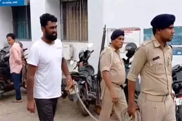 Dhanbad: युवती को भगाने वाला आरोपी गिरफ्तार, युवती भी सकुशल बरामद Dhanbad: युवती को भगाने वाला आरोपी गिरफ्तार, युवती भी सकुशल बरामद