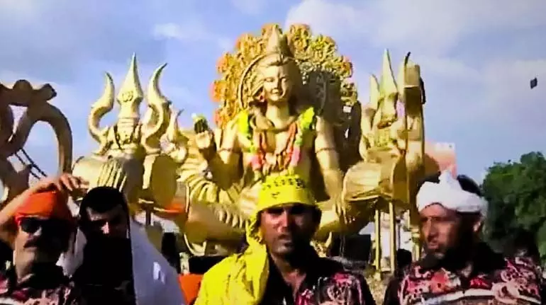 1,000 किलोग्राम सोने की शिव कांवड़ ने लूटा आकर्षण 1,000 किलोग्राम सोने की शिव कांवड़ ने लूटा आकर्षण