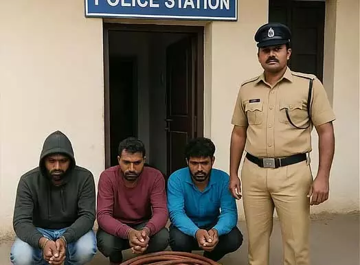 Shiggaon में बिजली के तार चुराते तीन लोग रंगे हाथों पकड़े गए Shiggaon में बिजली के तार चुराते तीन लोग रंगे हाथों पकड़े गए