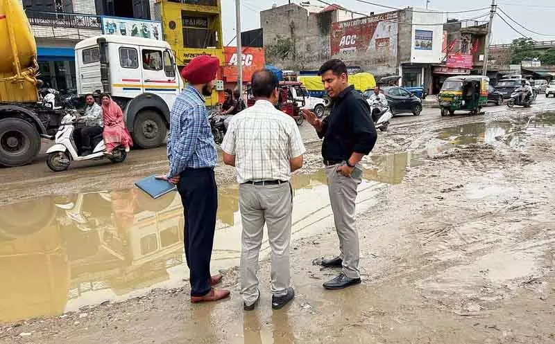 MC को हजूरपुर रोड पर सीवर जाम हटाने का निर्देश MC को हजूरपुर रोड पर सीवर जाम हटाने का निर्देश