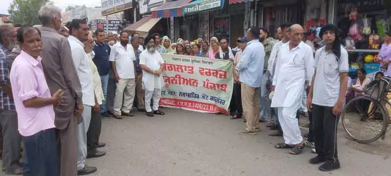 नौकरी नियमित करने की मांग को लेकर वन कर्मचारी यूनियन ने Garhshankar में दिया धरना नौकरी नियमित करने की मांग को लेकर वन कर्मचारी यूनियन ने Garhshankar में दिया धरना