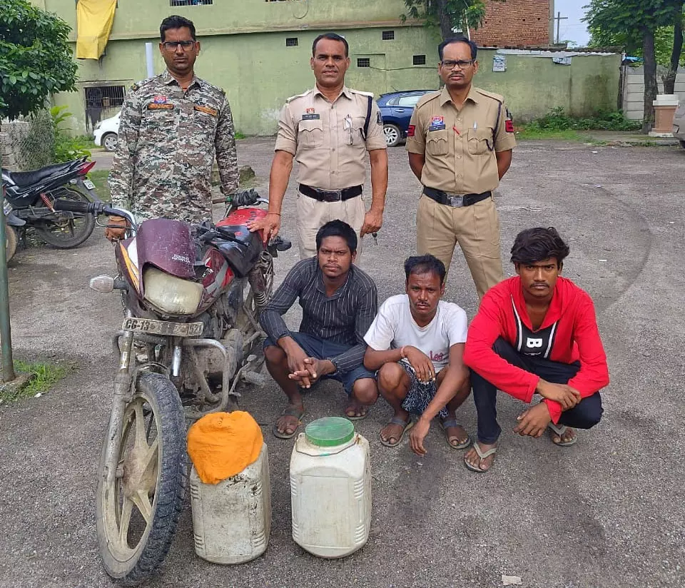 पुलिस की घेराबंदी में 20 लीटर अवैध महुआ शराब जब्त, बाइक के साथ तीन गिरफ्तार पुलिस की घेराबंदी में 20 लीटर अवैध महुआ शराब जब्त, बाइक के साथ तीन गिरफ्तार
