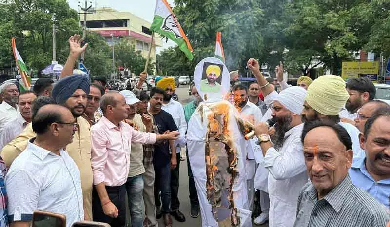 कांग्रेस ने व्यापारियों पर GST छापों का विरोध किया, CM का पुतला फूंका कांग्रेस ने व्यापारियों पर GST छापों का विरोध किया, CM का पुतला फूंका